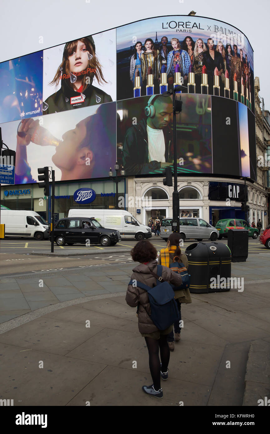 Piccadilly Circus, UK. 1st Nov, 2017. Piccadilly Circus gets a new ultrahigh definition curved