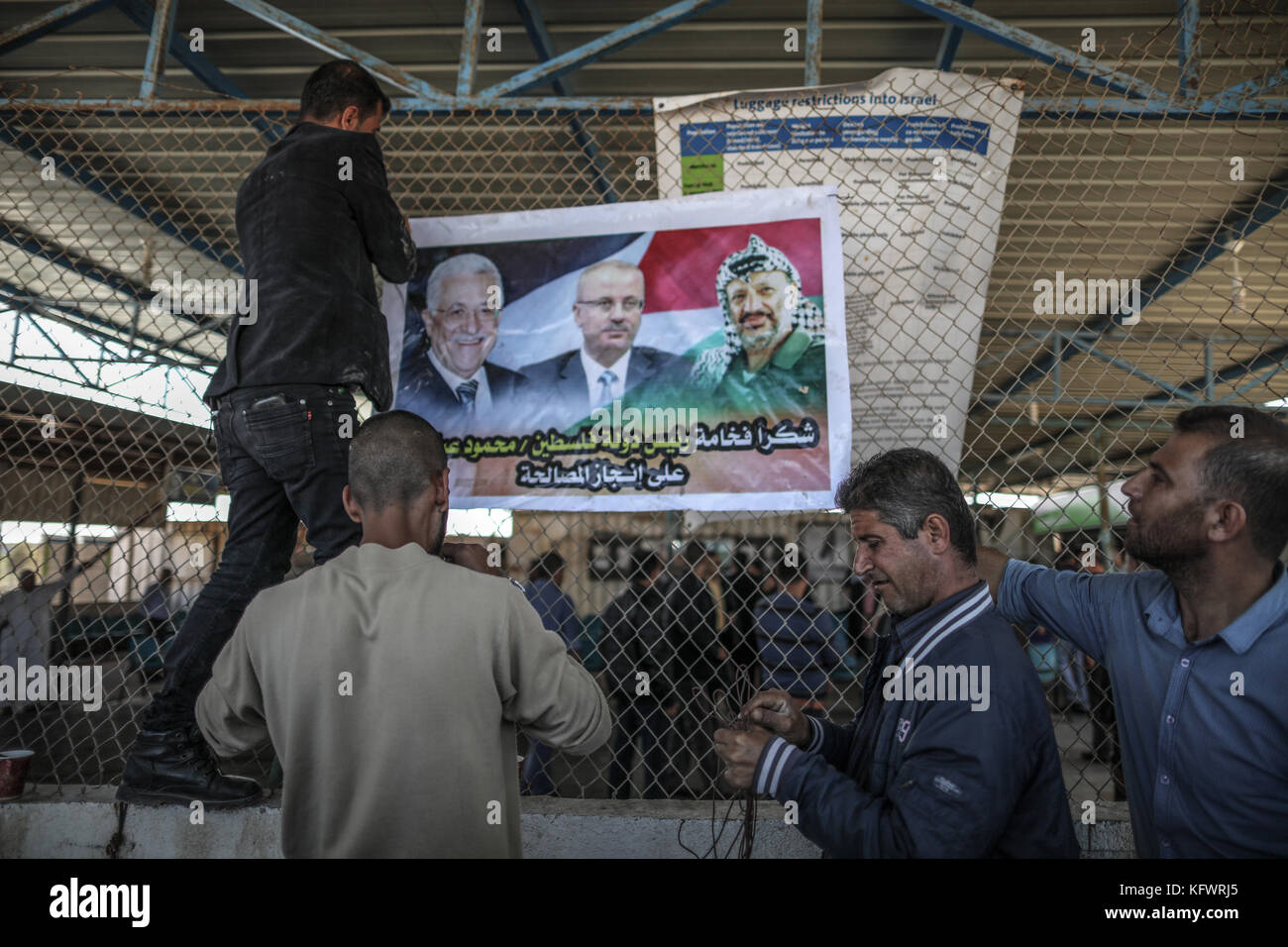 Beit Hanun, Gaza Strip. 01st Nov, 2017. Palestinian men put up a poster