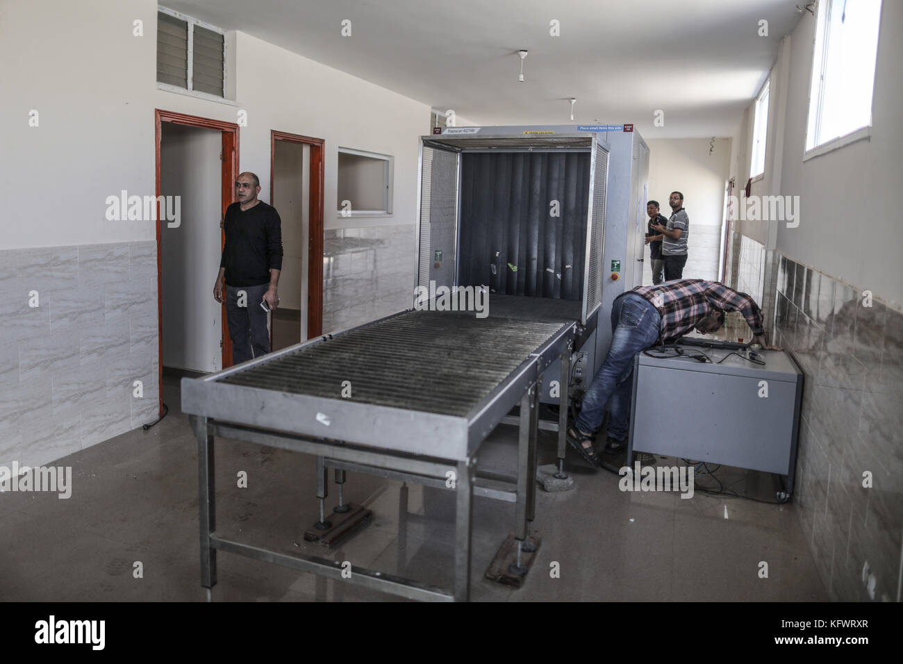 dpatop - Hamas security personnel dismantle an x-ray scanner the Erez border crossing between Israel and Gaza in Beit Hanun, Gaza Strip, 01 November 2017. Following their reconciliation agreement Hamas handed over control of the Gaza Strip's borders with Egypt and Israel to the Palestinian Authority. Photo: Wissam Nassar/dpa Stock Photo