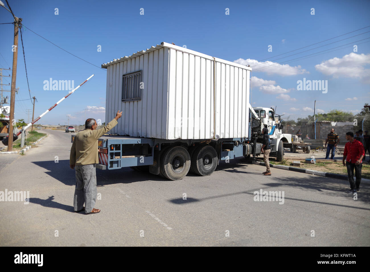 Beit Hanun, Gaza Strip. 01st Nov, 2017. Men dismantle a structure formerly operated by Hamas at the Erez border crossing between Israel and Gaza in Beit Hanun, Gaza Strip, 01 November 2017. Following their reconciliation agreement Hamas handed over control of the Gaza Strip's borders with Egypt and Israel to the Palestinian Authority. Credit: Wissam Nassar/dpa/Alamy Live News Stock Photo