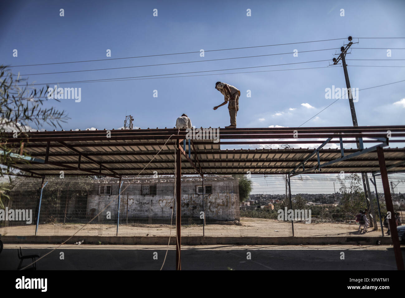 Beit Hanun, Gaza Strip. 01st Nov, 2017. Men dismantle a structure formerly operated by Hamas at the Erez border crossing between Israel and Gaza in Beit Hanun, Gaza Strip, 01 November 2017. Following their reconciliation agreement Hamas handed over control of the Gaza Strip's borders with Egypt and Israel to the Palestinian Authority. Credit: Wissam Nassar/dpa/Alamy Live News Stock Photo