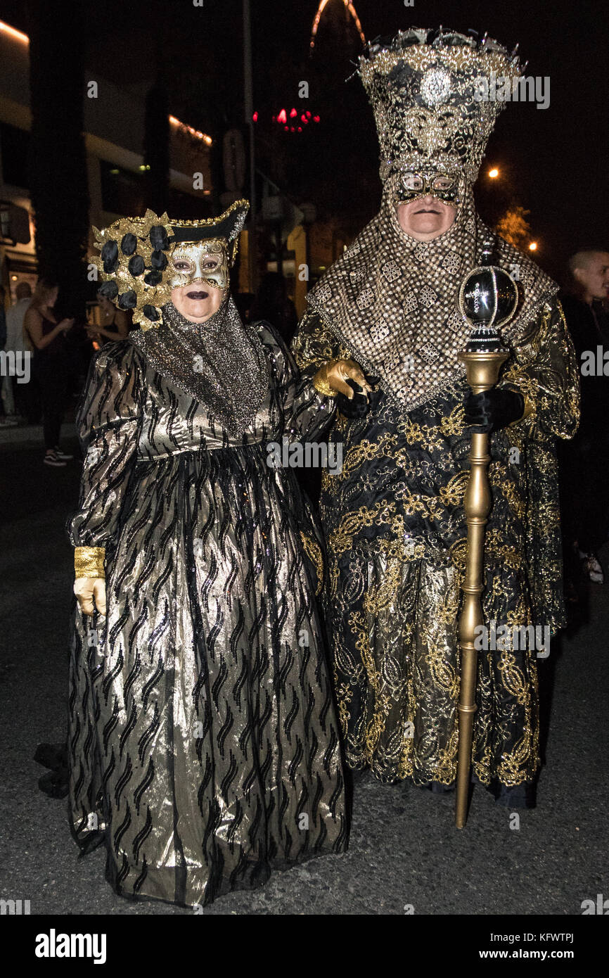 La famiglia Addams costumi 2011 WEST HOLLYWOOD COSTUME CARNAVAL DI LOS  ANGELES CALIFORNIA USA 31 Ottobre 2011 Foto stock - Alamy