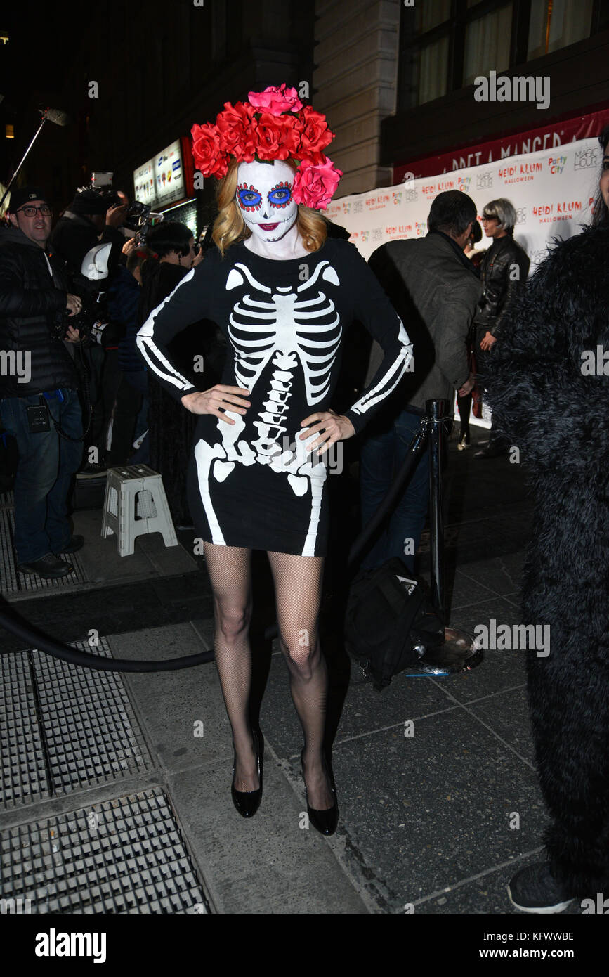 New York, USA. 31st Oct, 2017. Heather Graham attends Heidi Klum's 18th Annual Halloween Party at Magic Hour Rooftop Bar & Lounge on October 31, 2017 in New York City. Credit: Erik Pendzich/Alamy Live News Stock Photo