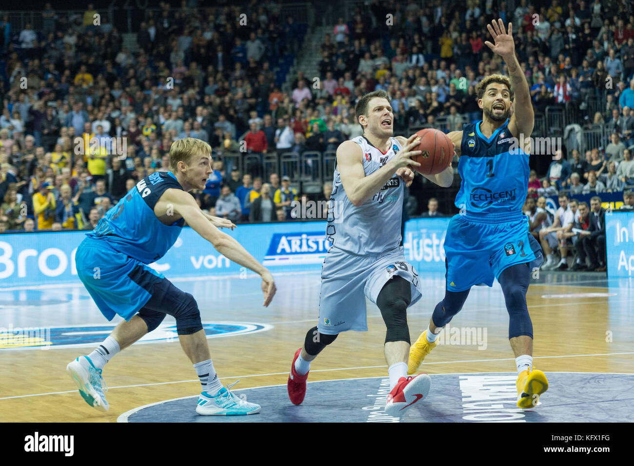 Berlin, Germany. 1st Nov, 2017. v.l. Niels Giffey (5, ALBA), Chris