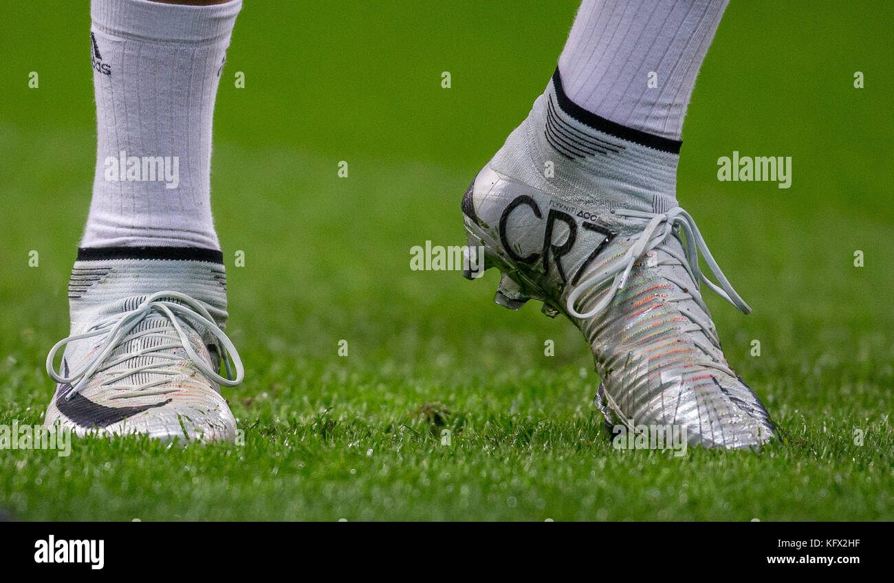 London, UK. 1st Nov, 2017. Cristiano Ronaldo of Real Madrid Mercurial CR7 Melhor football boots ahead of the UEFA Champions League group match between Tottenham Hotspur and Real Madrid at Wembley Stadium, London, England on 1 November 2017. Photo by Andy Rowland. Credit: Andrew Rowland/Alamy Live News Stock Photo