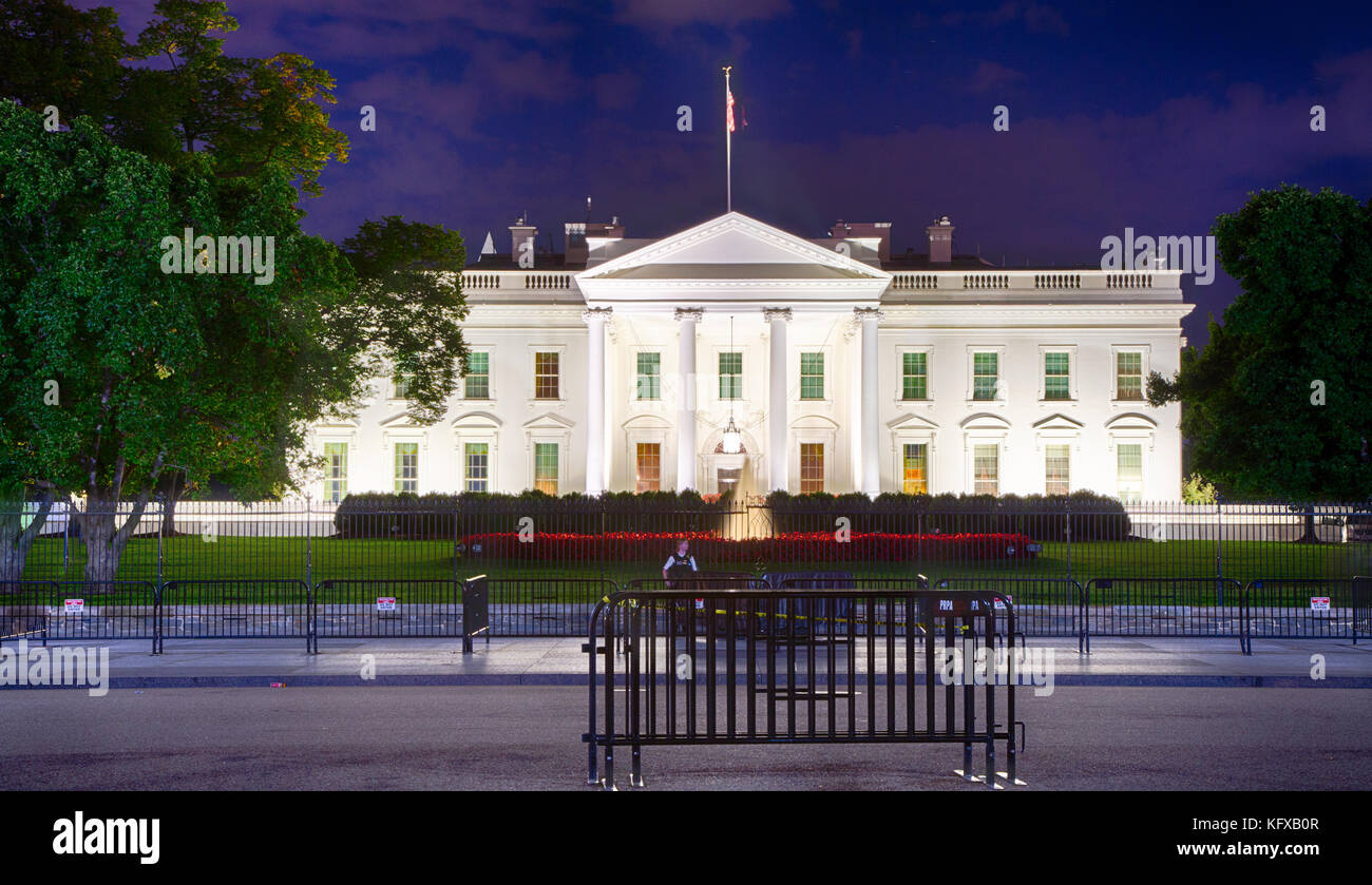 White house night usa exterior 2017 hi-res stock photography and images ...