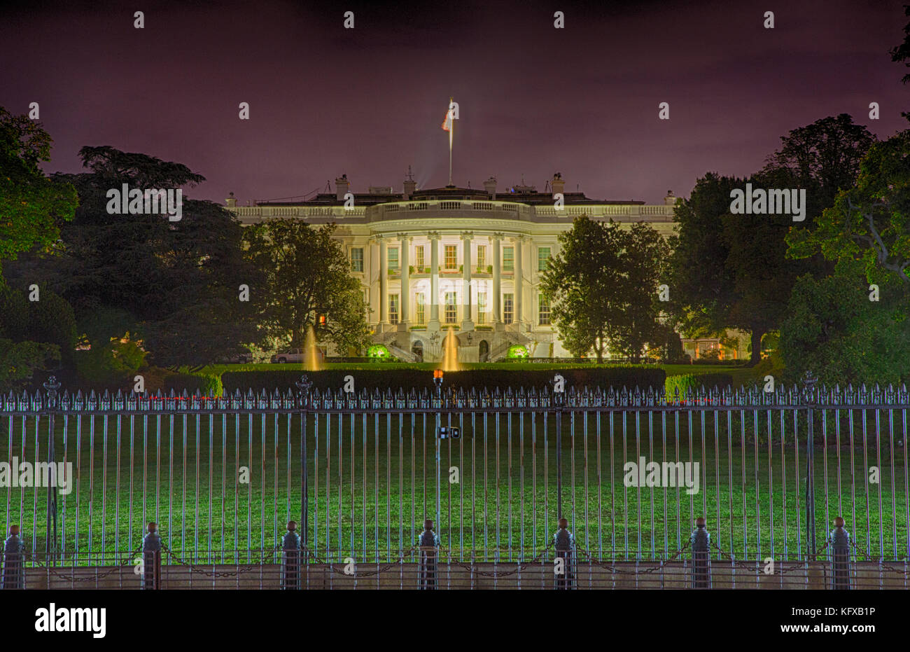 White house night usa exterior 2017 hi-res stock photography and images ...