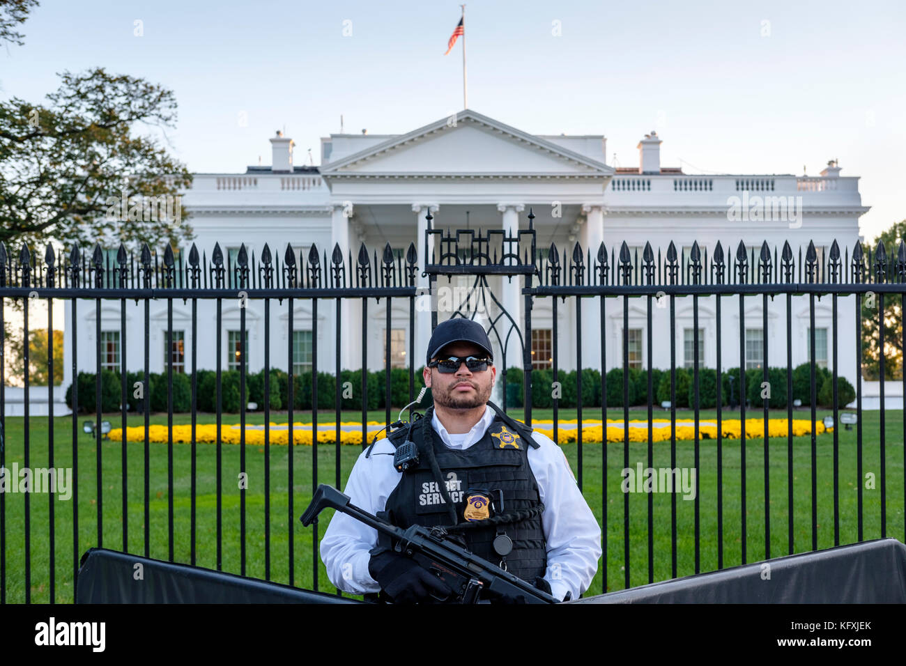 American Secret Service agent armed with a Heckler & Koch MP5 submachine gun standing behind a barricade in front of the White House in Washington, DC Stock Photo
