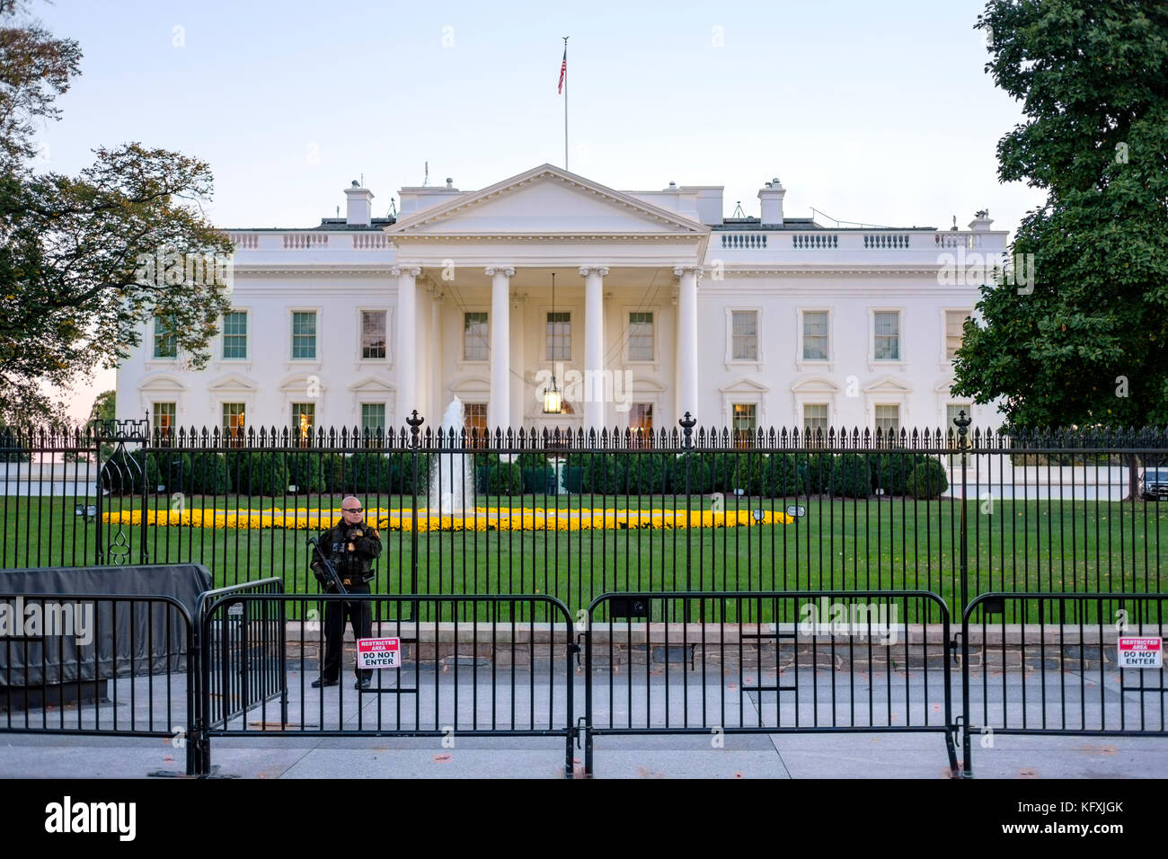 Armed American Secret Service agent standing behind a barricade in front of the White House in Washington, DC, United States of America, USA. Stock Photo