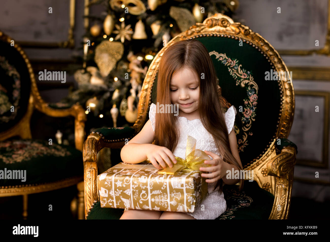 little smiling girl with christmas gift box Stock Photo - Alamy