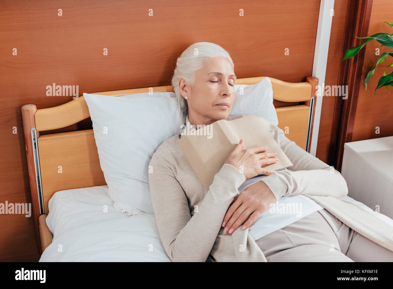 Old woman hospital bed sleep hires stock photography and images Alamy