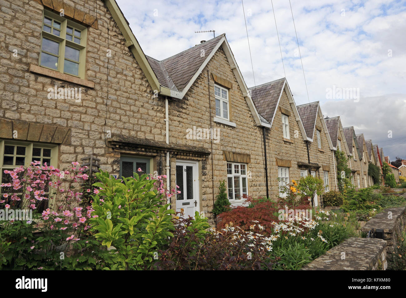 Row of terraced houses hi-res stock photography and images - Alamy
