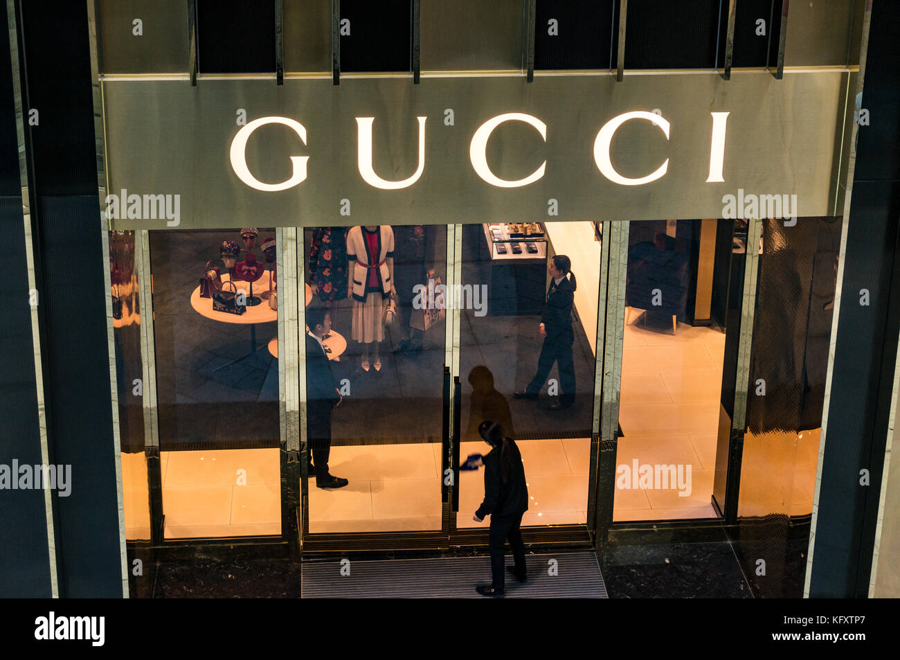 Cleaning windows at Gucci store in Shenzhen, China Stock Photo
