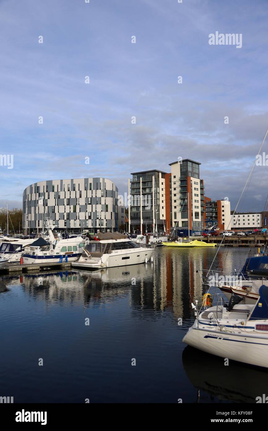 University of Suffolk and apartment buildings by the Neptune Marina in
