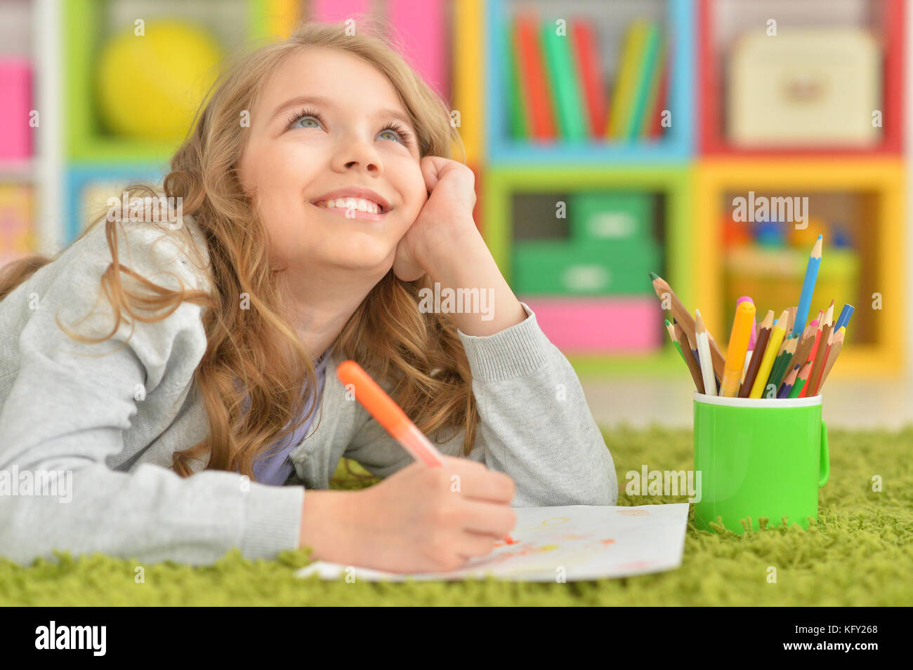 girl drawing at home Stock Photo - Alamy