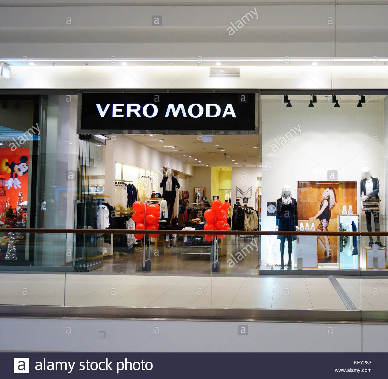 POZNAN, POLAND - NOVEMBER 26, 2013: Entrance to a Vero Moda store in Stock  Photo - Alamy