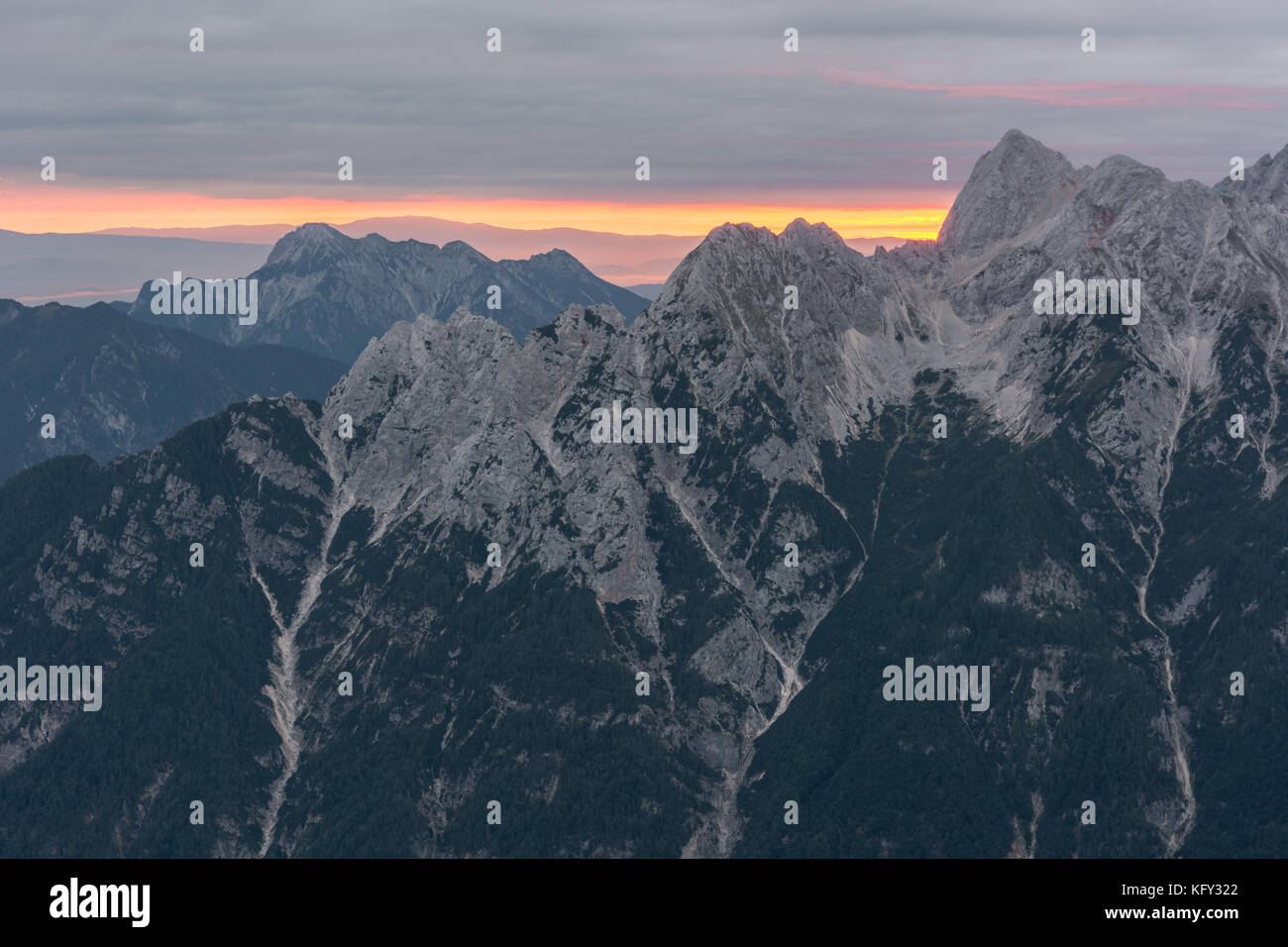 Mild Tree Line Ridge Spectacular sunrise line behind a mountain ridge Stock Photo - Alamy