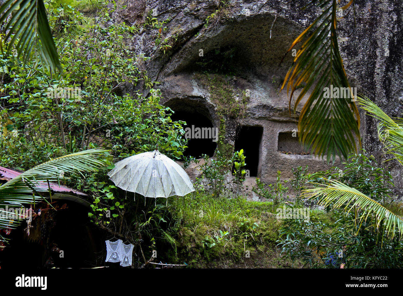 ;-) Ante Litteram Emoticon - The windows of this ancient Indonesian temple look like an emoticon. Gunung Kawi Temple,Ubud, Bali (Indonesia) Stock Photo
