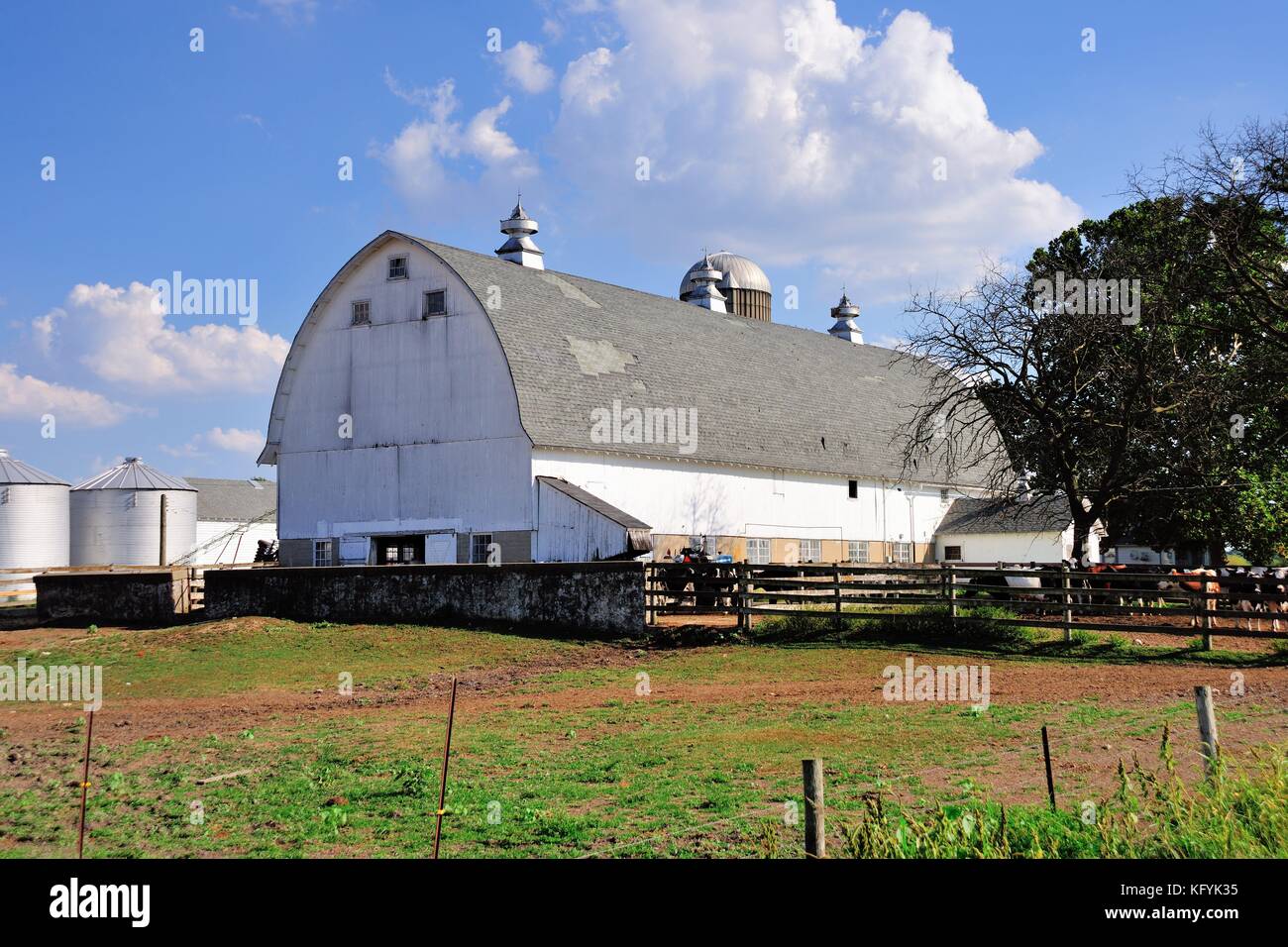 A large barn serving a dairy farm in northeastern Illinois and the Midwestern United States