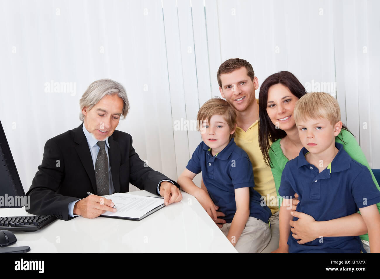 Снять со старшего. Крошки на столе. Семья в офисе. Женщина уходит к другому мужчине. Девушка с завещанием.