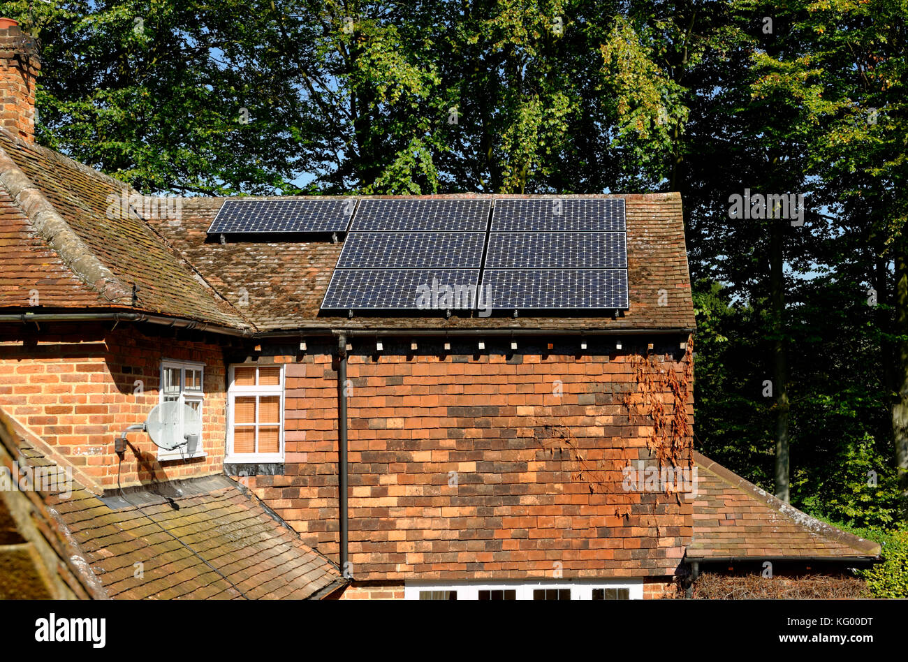 SOLAR POWER INSTALLATION DETACHED HOUSE ENGLAND UK Stock Photo