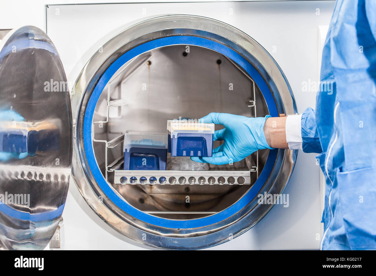 Sicentist sterilizing laboratory material in autoclave Stock Photo Alamy