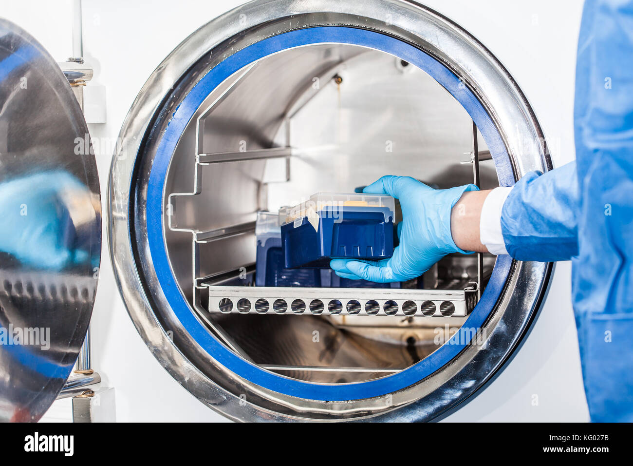 Sicentist sterilizing laboratory material in autoclave Stock Photo Alamy