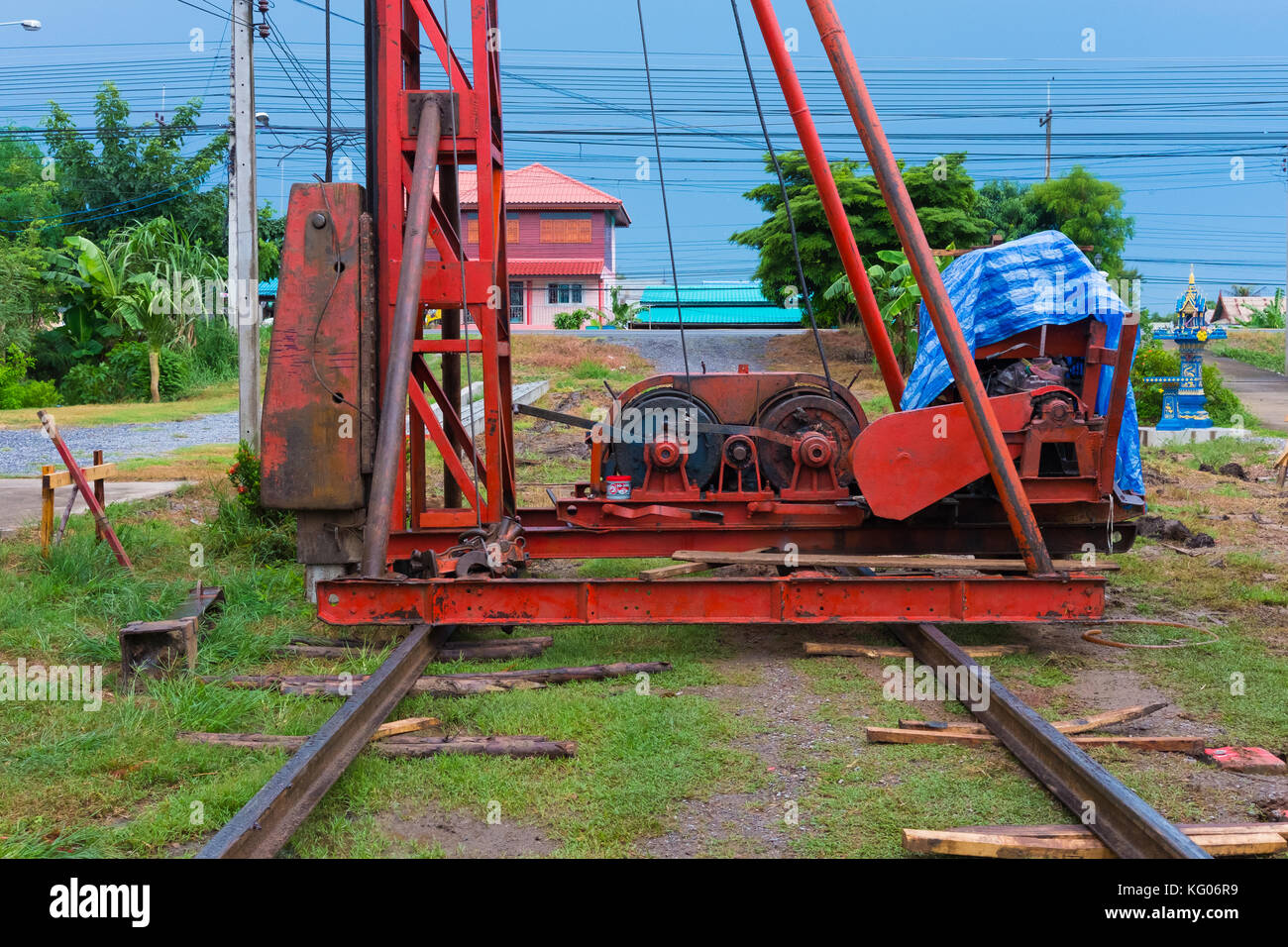 Piling crane hi-res stock photography and images - Alamy