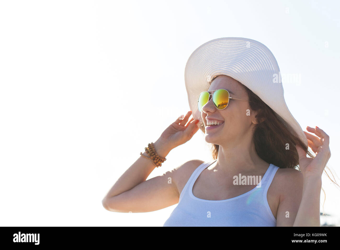 Smiling summer woman with hat and sunglasses Stock Photo - Alamy