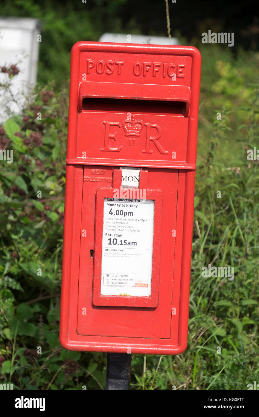Vintage country royal mail post box, uk Stock Photo - Alamy