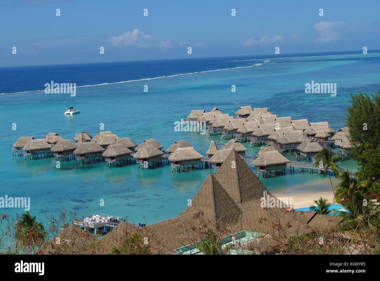 Bungalows on Moorea Polynesia beach Stock Photo - Alamy