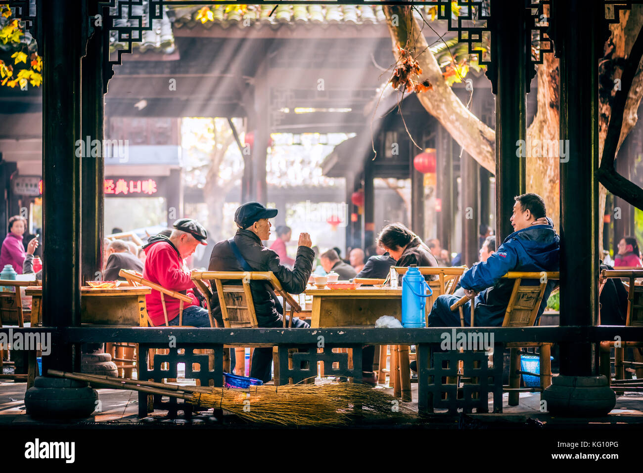 People having tea in People's park, Chengdu Stock Photo