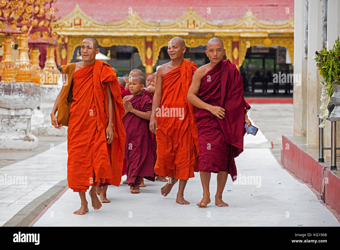 Buddhist monks and novices at the Shwezigon Pagoda / Shwezigon Paya, golden temple in Nyaung-U near Bagan / Pagan, Mandalay Region, Myanmar / Burma Stock Photo