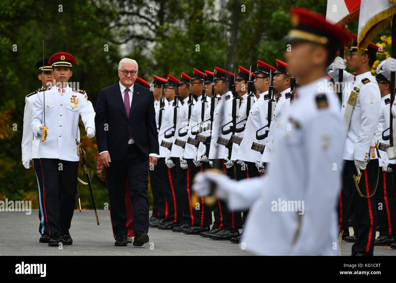 Singapore. 2nd Nov, 2017. German President Frank-Walter Steinmeier being received with military honours by the President of Singapore, Halimah Jacob, in front of the Istana Presidential Palace in Singapore, 02 November 2017. President Steinmeier and his wife are on a two-day state visit in the Southeast Asian city-state. Afterwards they are to fly to Australia and New Zealand. Credit: dpa picture alliance/Alamy Live News Stock Photo