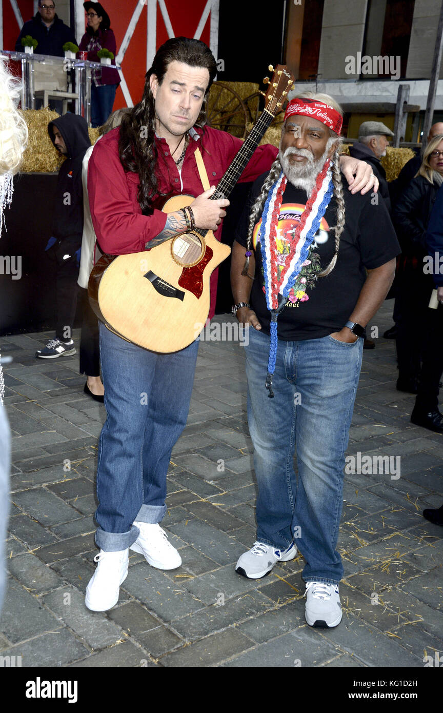 Carson Daly as Billy Ray Cyrus and Al Roker as Willie Nelson at the NBC Today Halloween Extravaganza 2017 at Rockefeller Plaza. New York, 31.10.2017 | usage worldwide Stock Photo