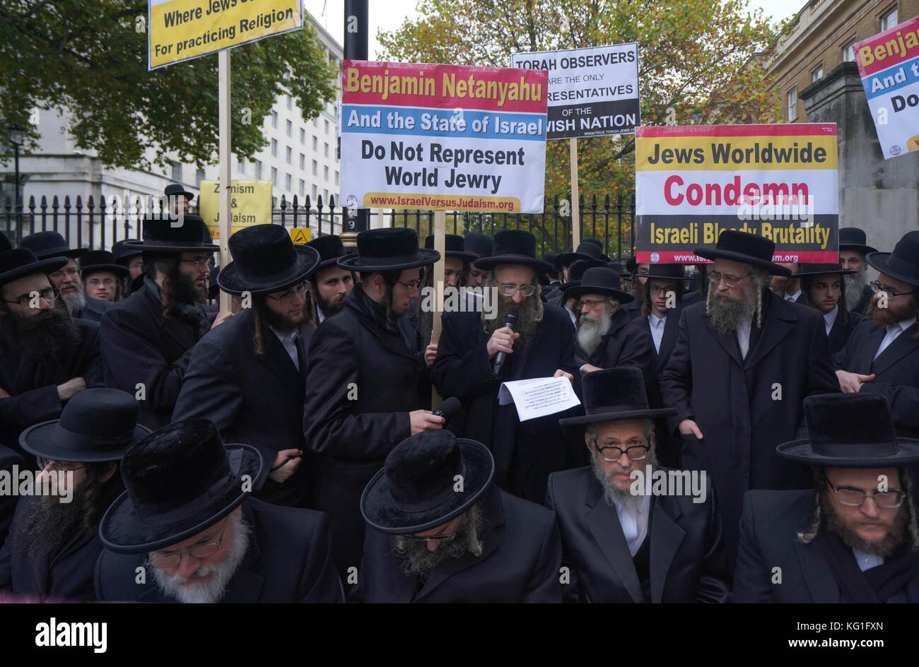 London, UK. 02nd Nov, 2017. Several hundred rabbinical leaders in London protesting against the visit by Israeli premier Benjamin Netanyahu on the occasion of the centenary of the Balfour Declaration. Photo date: Thursday, November 2, 2017. Credit: Roger Garfield/Alamy Live News Stock Photo