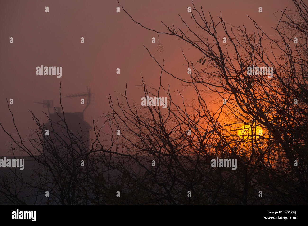 London Borough of Merton, UK. 3 November, 2017. A thick bank of fog approaches Morden as rush hour begins, creating a dramatic orange sunrise. Credit: Malcolm Park/Alamy live News. Stock Photo