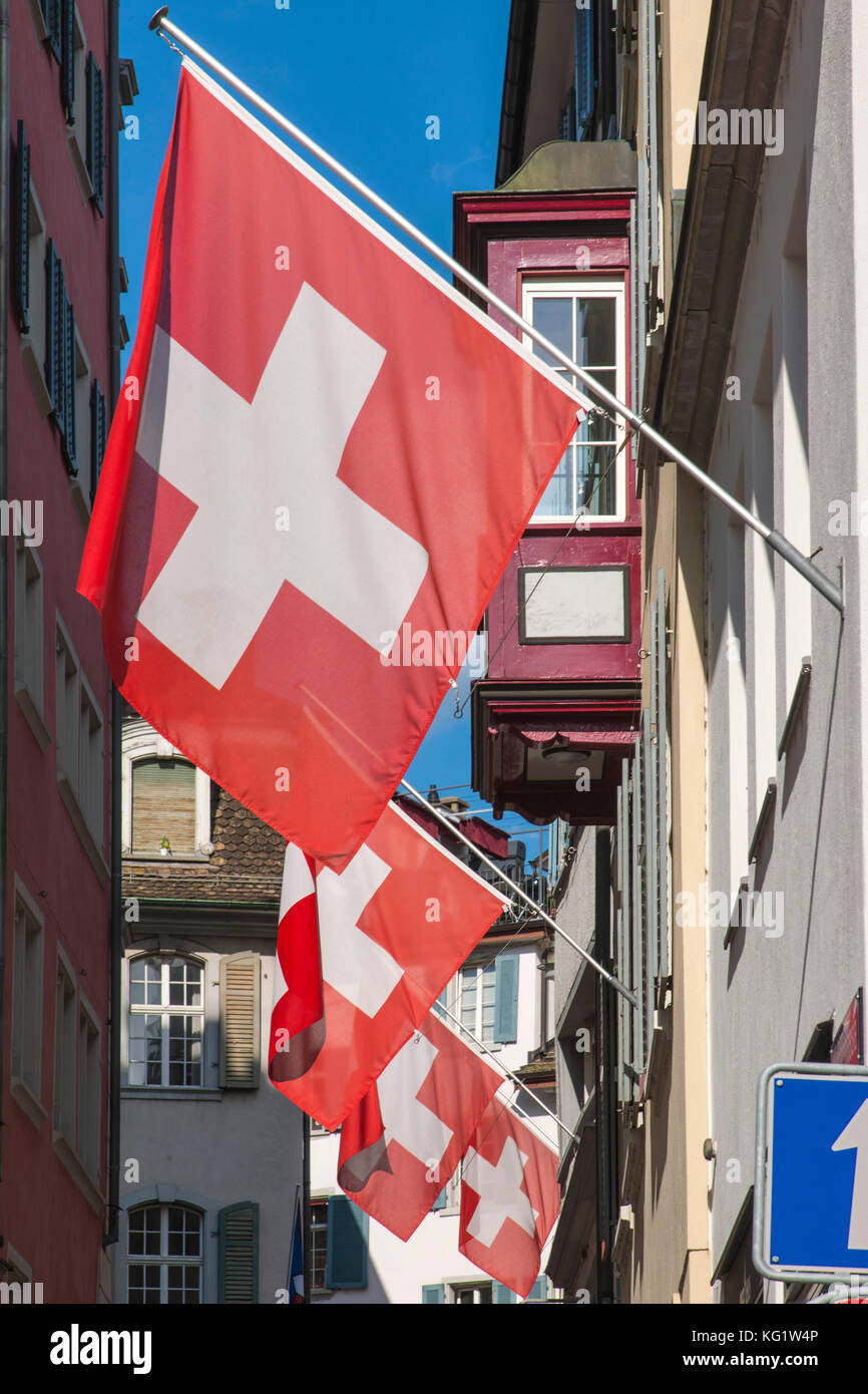 Zürich, Schweiz :  Schweizer Fahnen (in der Altstadt) Stock Photo