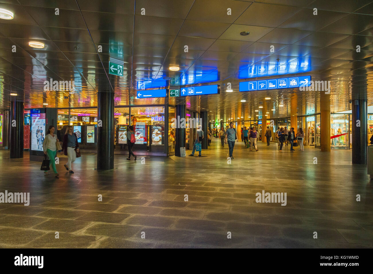 Luzern, Schweiz : Bahnhof - B-Ebene Stock Photo - Alamy