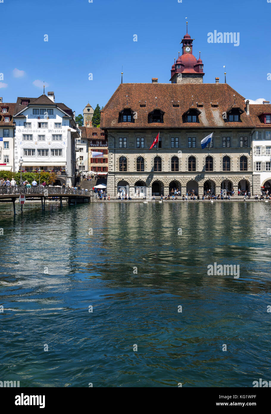 Luzern, Schweiz :  Rathaus - Zunfthaus zur Pfistern - Rathaus-Steg - Reuss - Zytturm Stock Photo