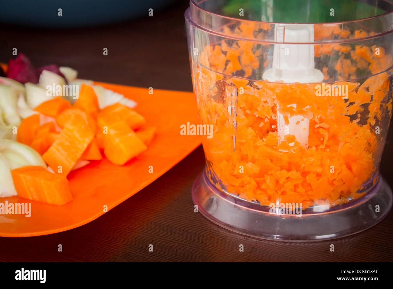 https://c8.alamy.com/comp/KG1XAT/carrots-for-borsch-in-an-electric-chopper-soup-cooking-KG1XAT.jpg