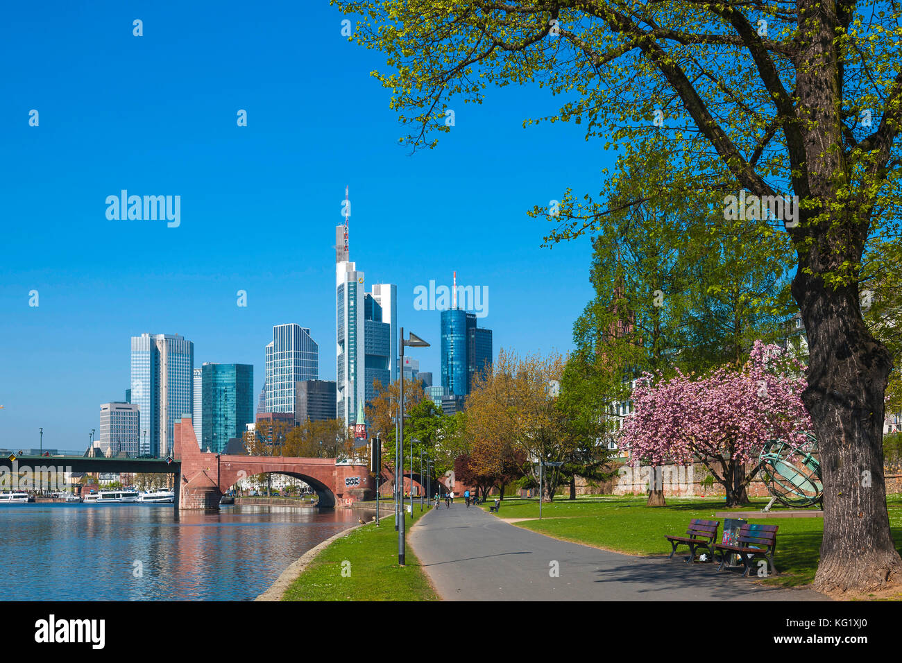 frankfurt-am-main-hessen-germany-skyline-mainufer-alte-br-cke