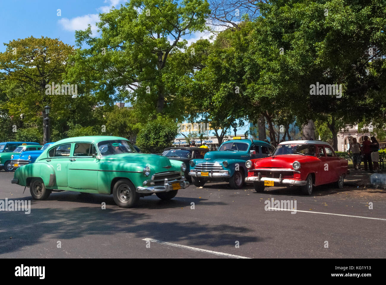 Havanna, Cuba :  Oldtimer warten am Parque de la Fraternidad Stock Photo