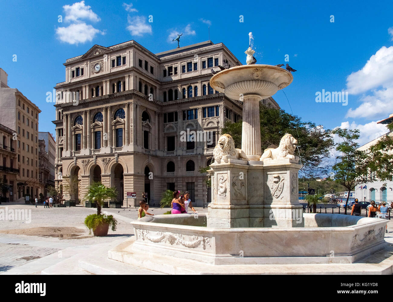 Havanna, Cuba :  Lonja del Comercio de la Habana  -  Plaza de San Francisco de Asis Stock Photo