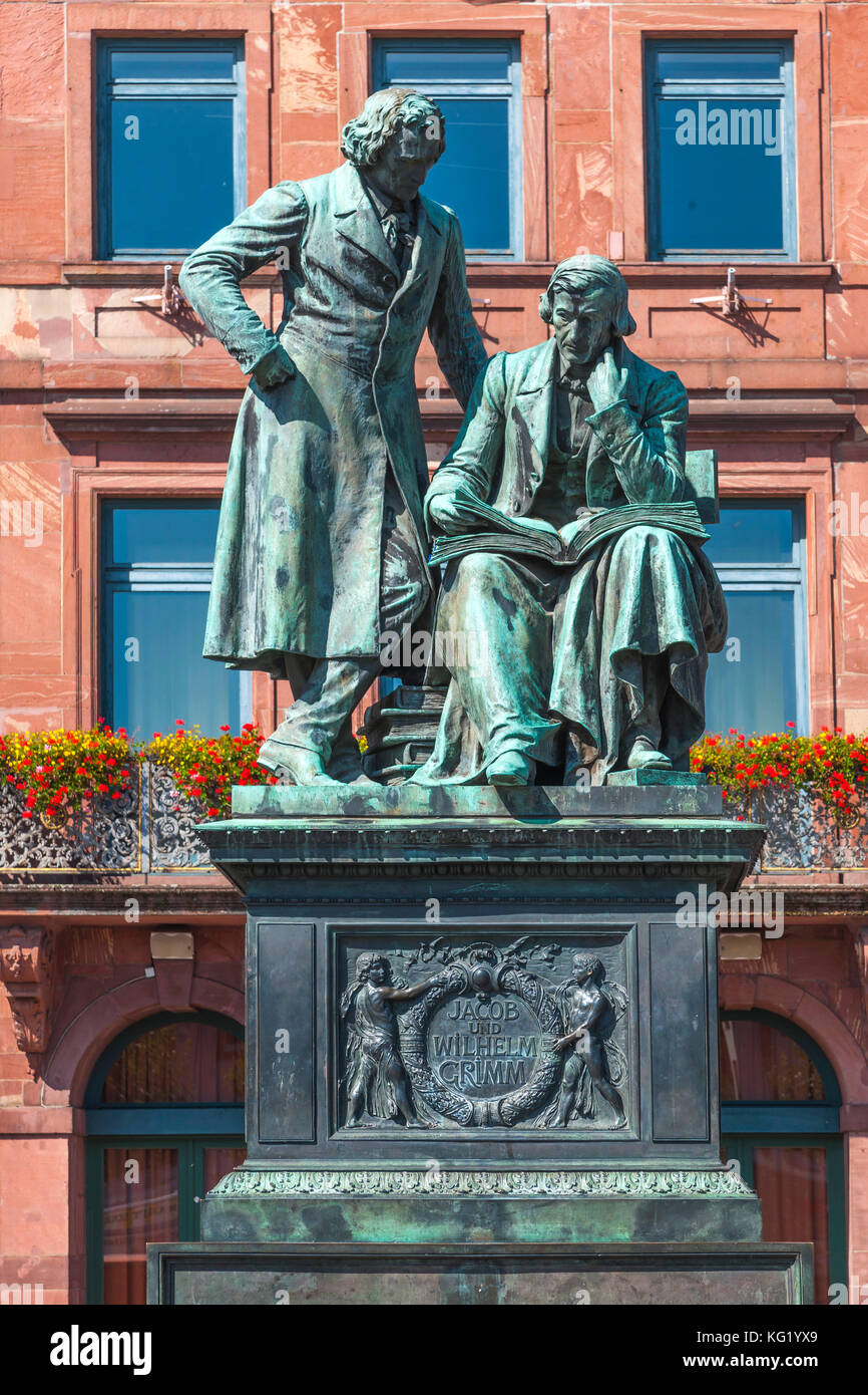 Hanau, Hessen, Germany : Gebrüder Grimm Nationaldenkmal vor dem Neustädter  Rathaus Stock Photo - Alamy