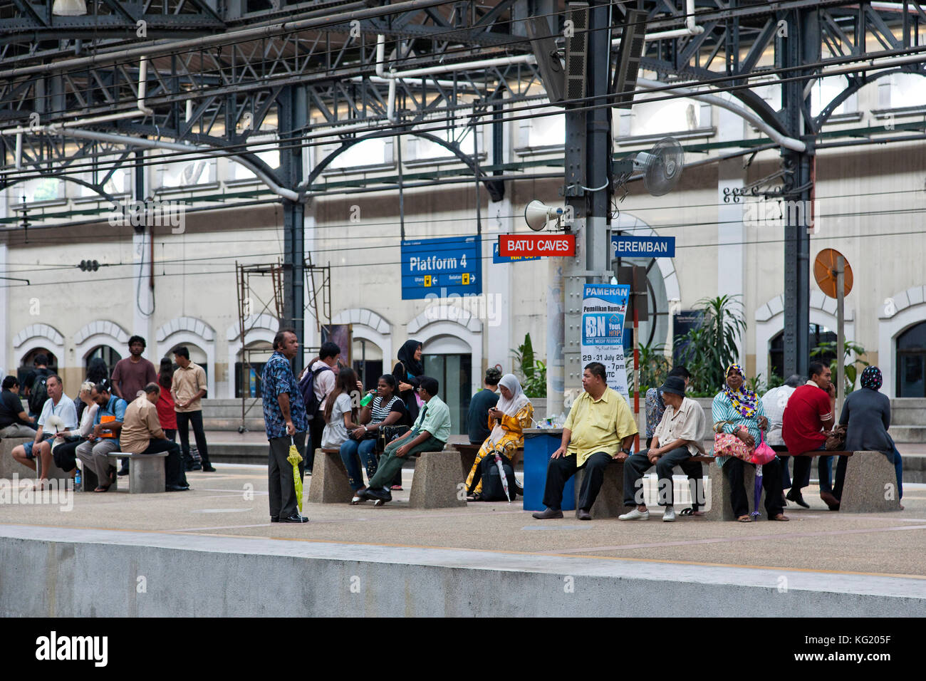 Kuala Lumpur, Malaysia :  historischer, kolonialer, alter ehemaliger Hauptbahnhof - wartende Reisende auf dem Bahnsteig Stock Photo