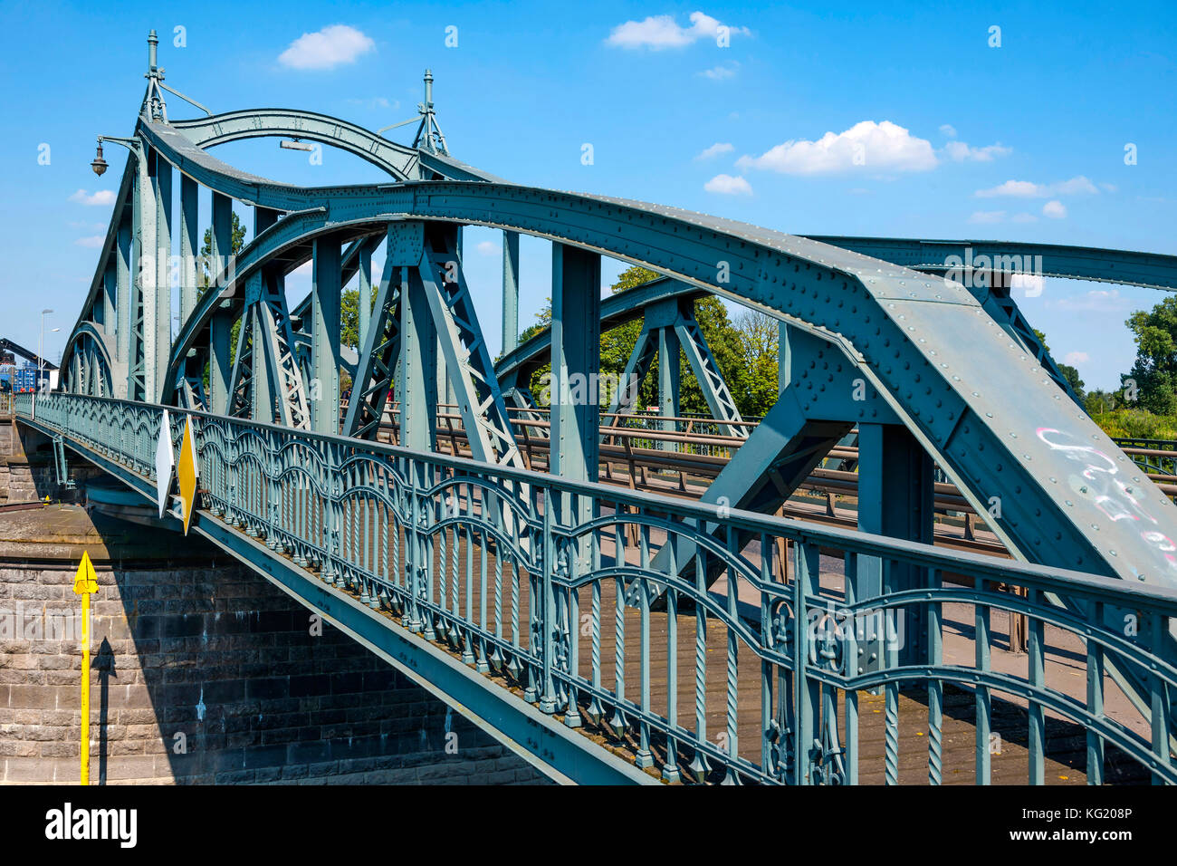 Krefeld, Nordrhein-Westfalen, Germany :  Historische Jugendstil-Drehbrücke im Rheinhafen Stock Photo