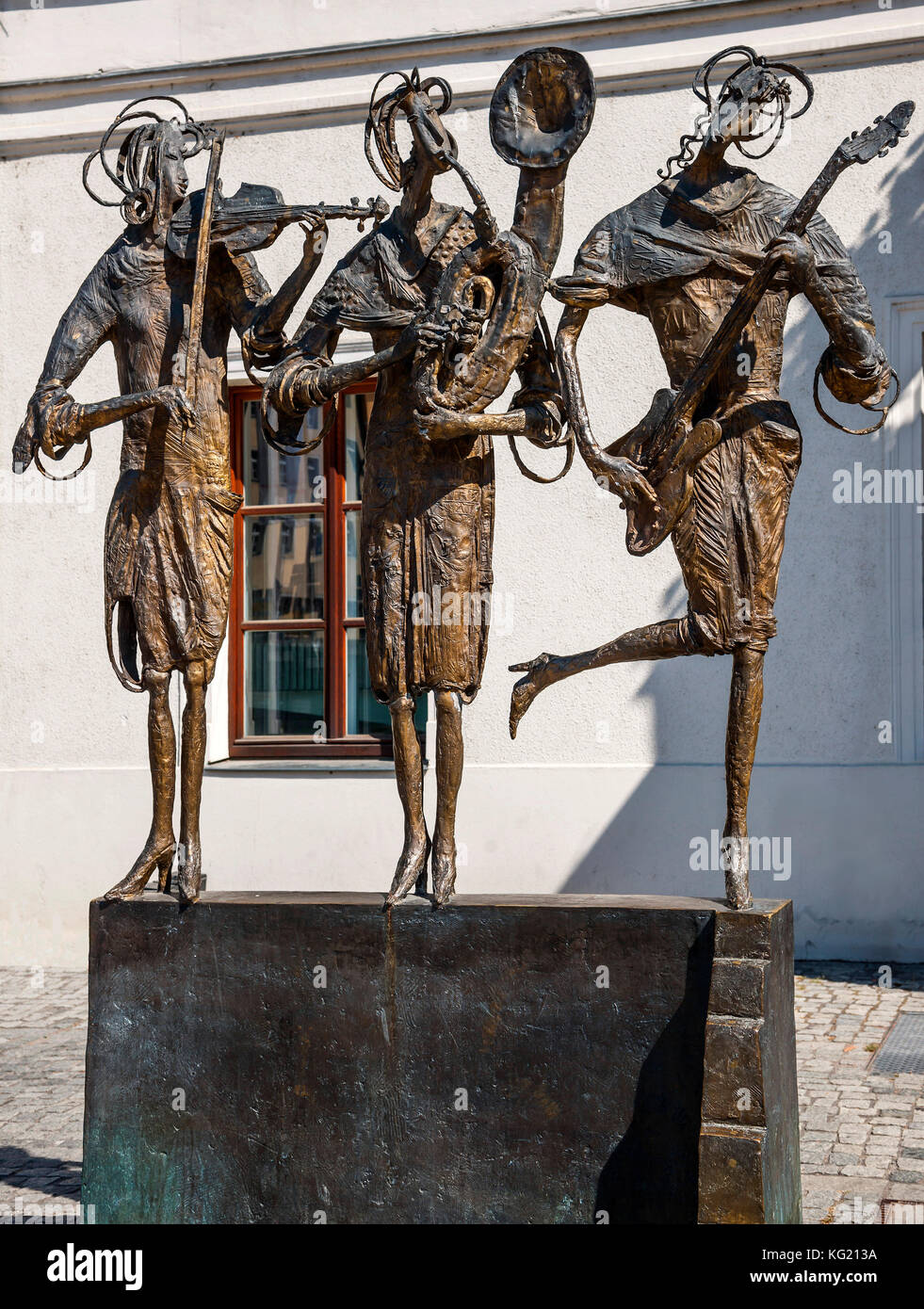 Regensburg, Oberpfalz, Bayern, Germany :  Musikanten-Skulptur von Joseph Michael Neustifter auf dem Bismarckplatz Stock Photo