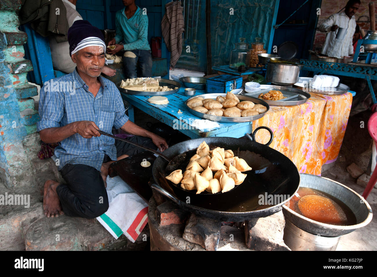 Samosas, pani puri and other lunchtime snacks being made by stallholder outside Ramnagar Fort, Varanasi, Uttar Pradesh, India, Asia Stock Photo
