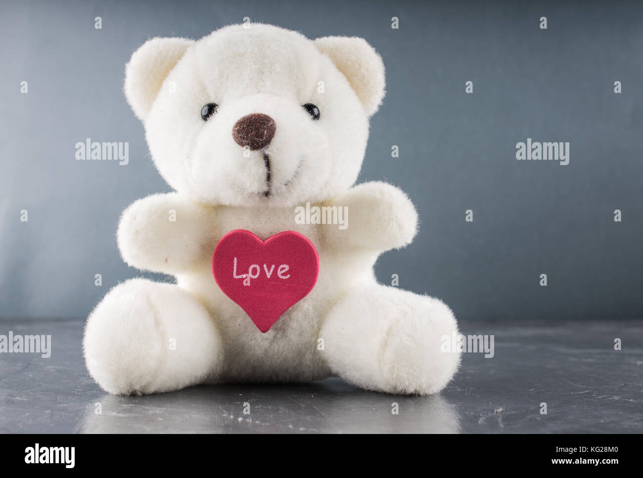 White teddy bear with love letter on red heart on gray background. Say i  love you for valentine 's day concept Stock Photo - Alamy